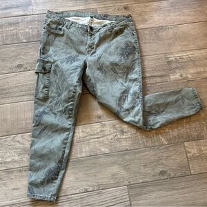KUT from the Kloth 16W Green Floral Pants